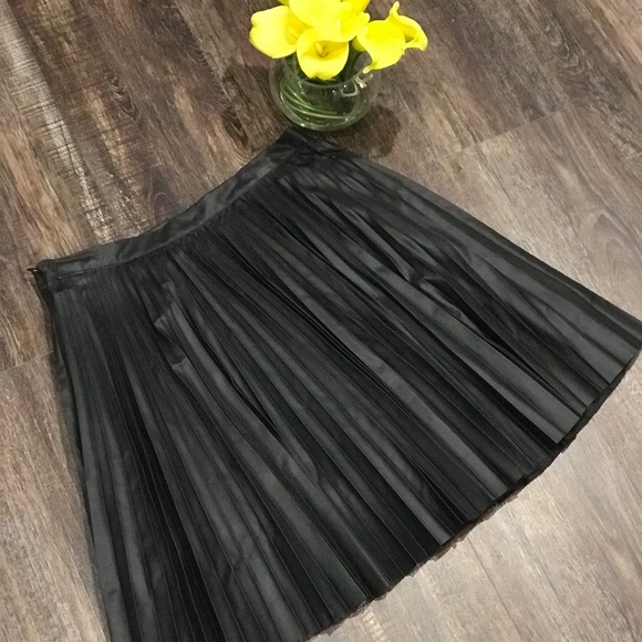 🌸Faux Leather Pleated Skirt🌸 - Picture 2 of 7